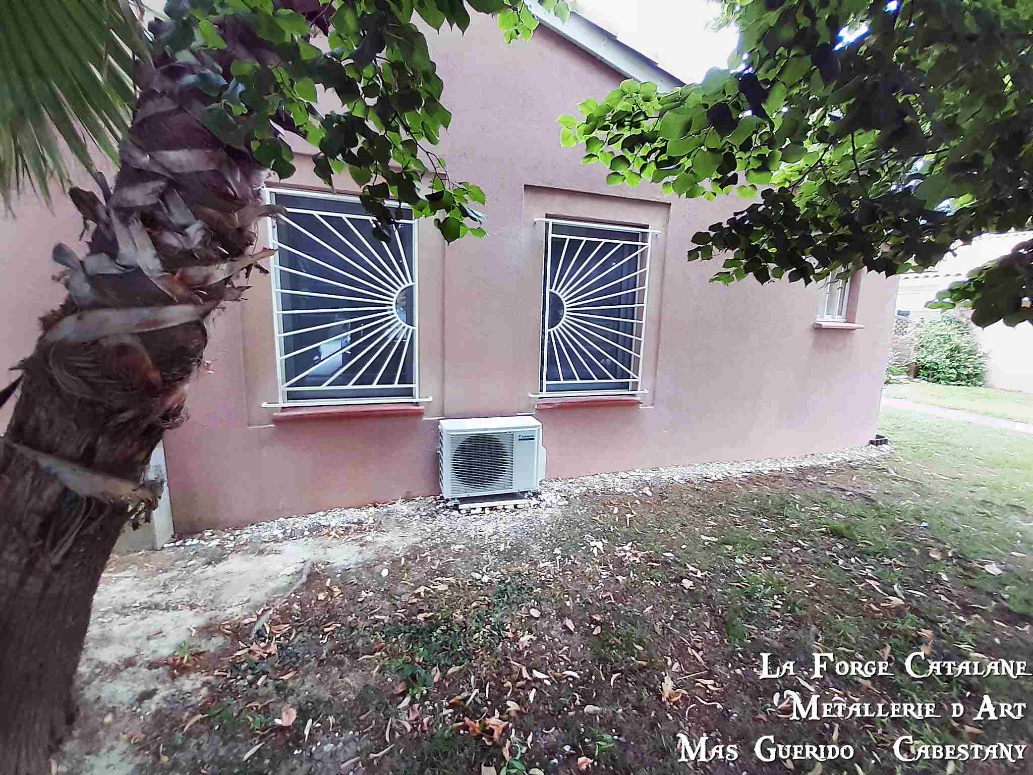 grille de protection fixe soleil forge catalane.jpg